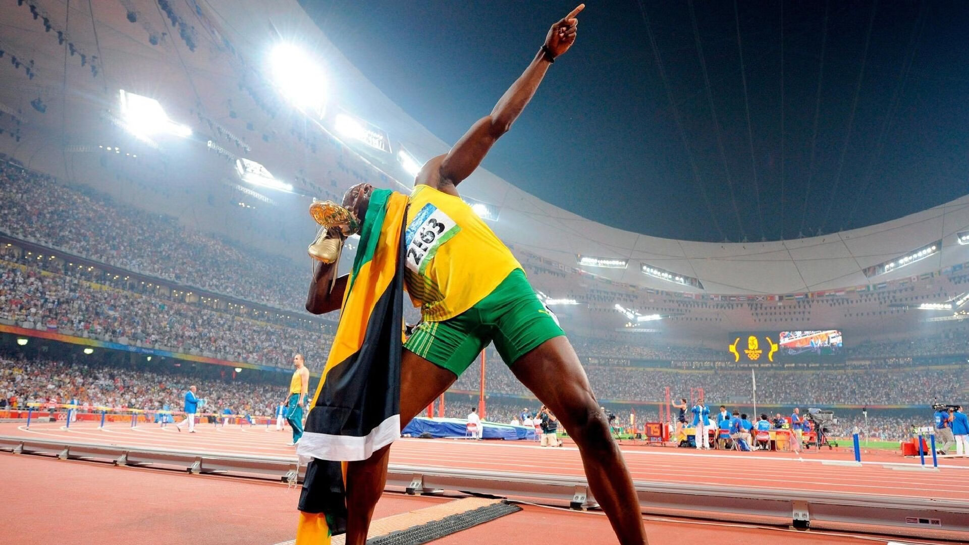 德甲争冠战之夜,范弗利特关键时刻站出来,当篮球智慧降临绿茵场